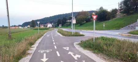 V zelenem pasu med cesto in kolesarko se bo zasadil drevored, ki bo služil za osenčenje kolesarke poleti ter za fizično ločitev od ceste.